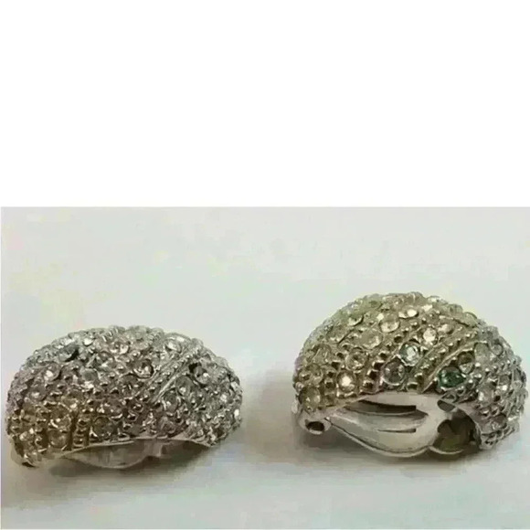 VINTAGE SPARKLING LES BERNARD SILVER TONE GLASS GEMS HALF HOOP CLIP ON EARRINGS - Picture 11 of 16